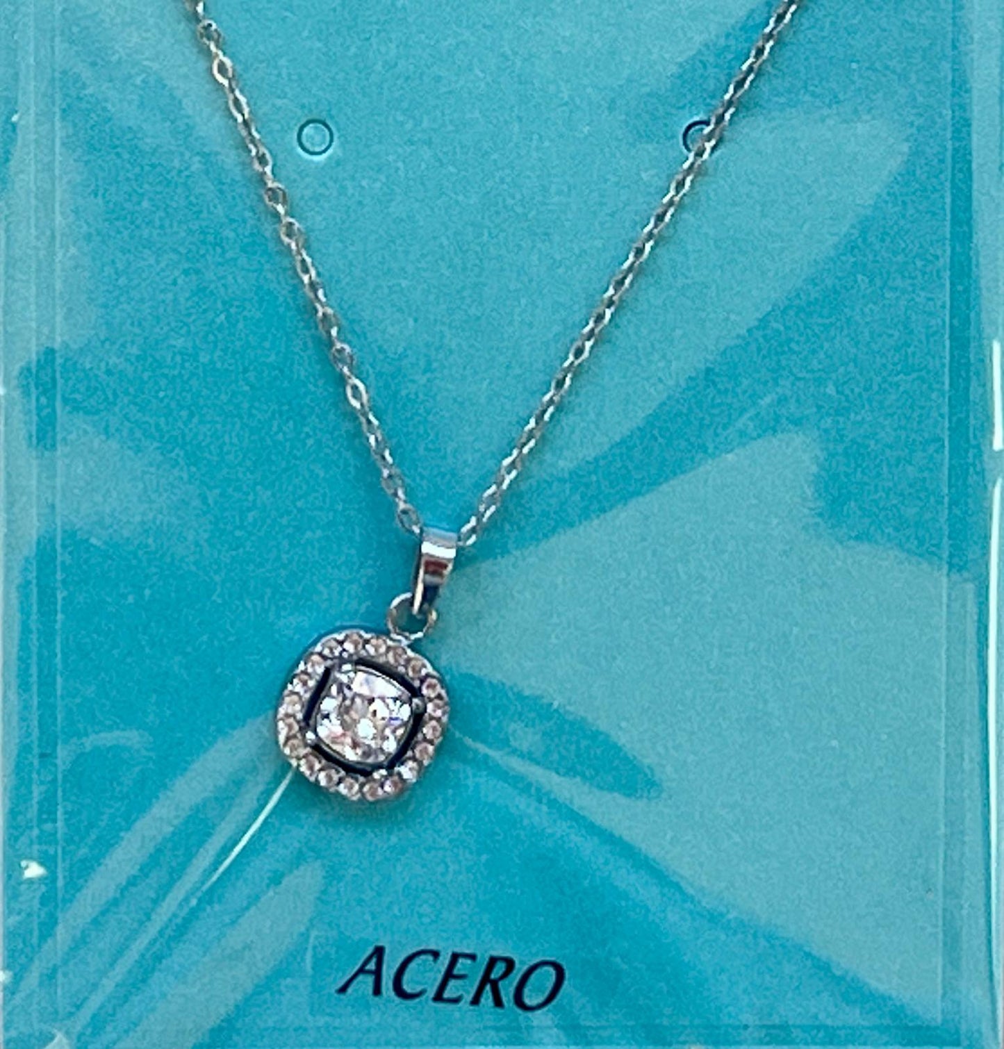 Collar de acero plateado con cristales – Elegancia y brillo