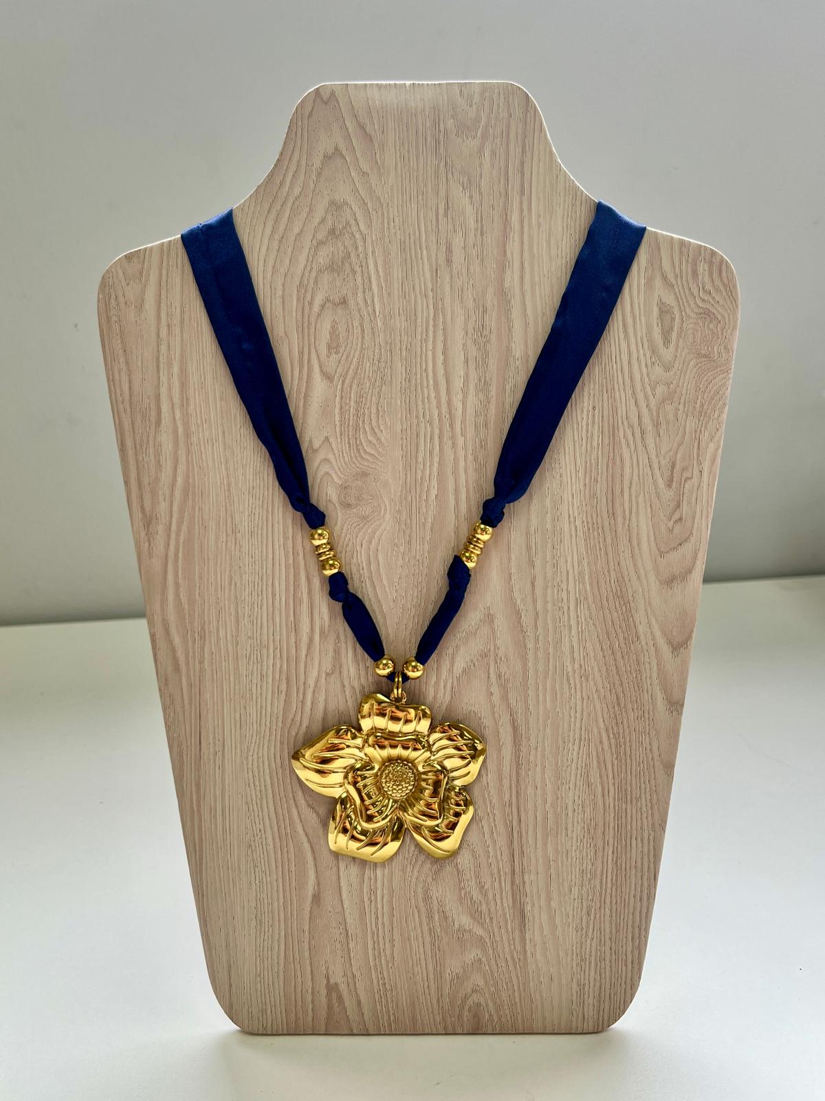 Collar de Seda con Charm Flor en Dorado - Acero Inoxidable