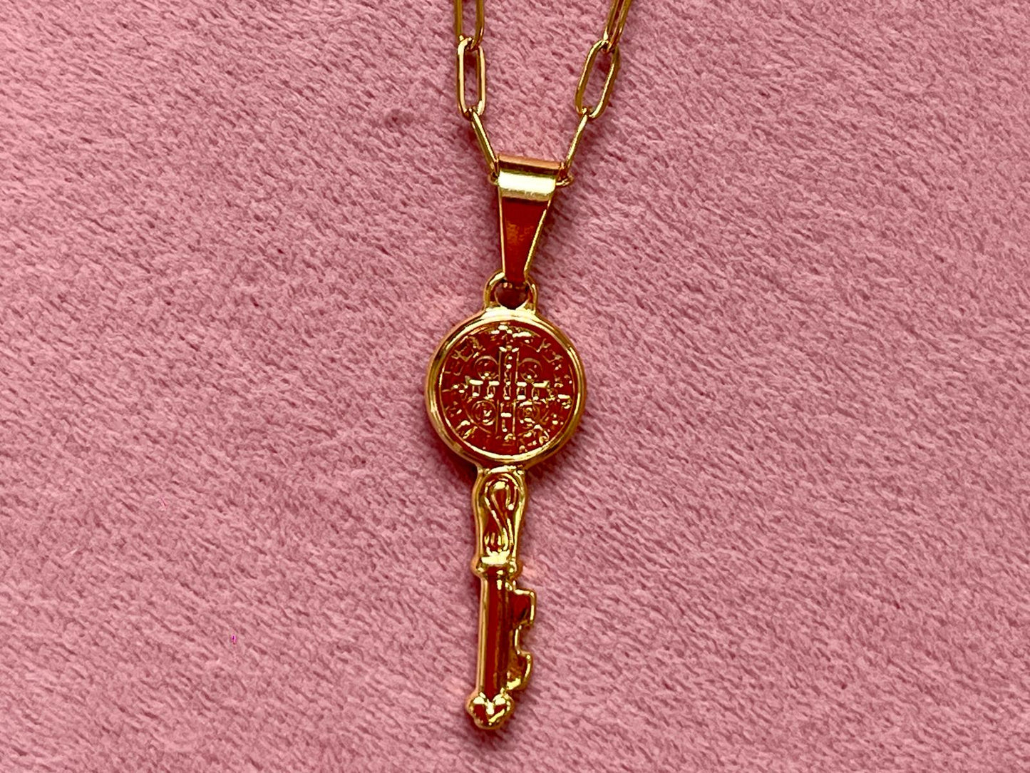 Colgante Llave de San Benito en Acero Dorado