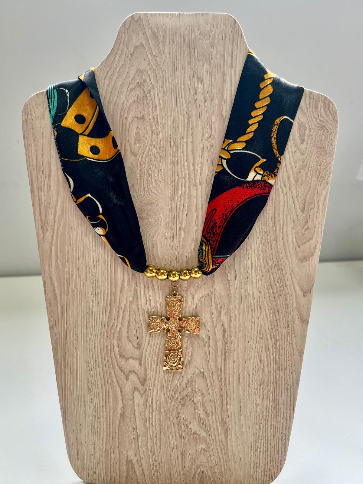 Collar de Seda con Cruz en Dorado - Acero Inoxidable