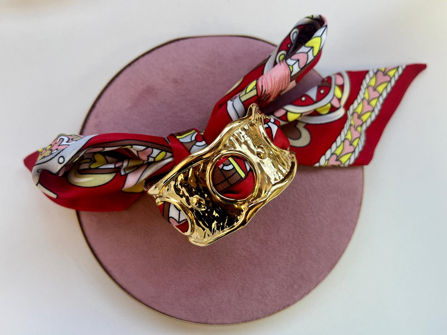 Brazalete con Pañuelo de Diseño Único y Detalles en dorado para Estilo Elegante