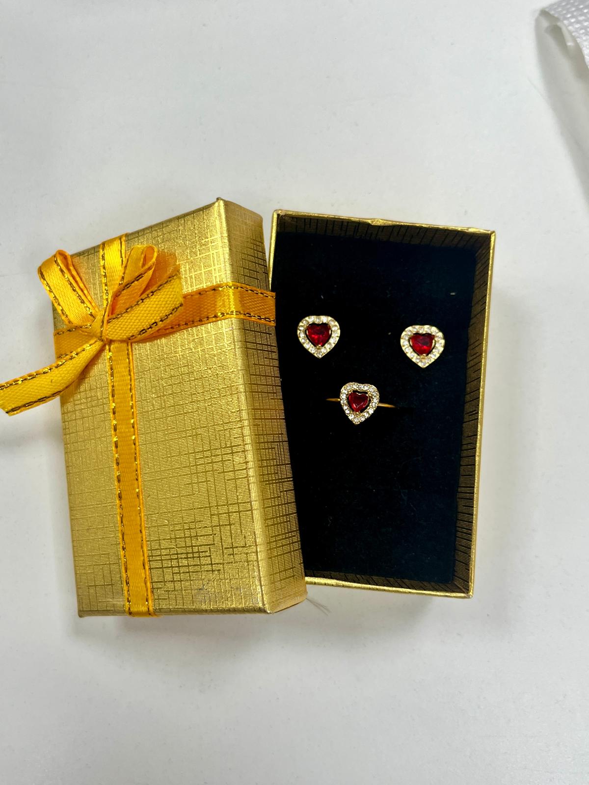 Conjunto Anillo Pendientes Corazón con Circonita y Piedra Roja - Disponible en Dorado y Plateado