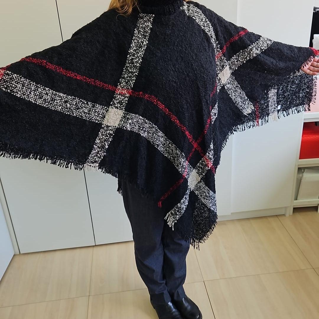 Poncho Inglés Cuello Vuelto con Flecos