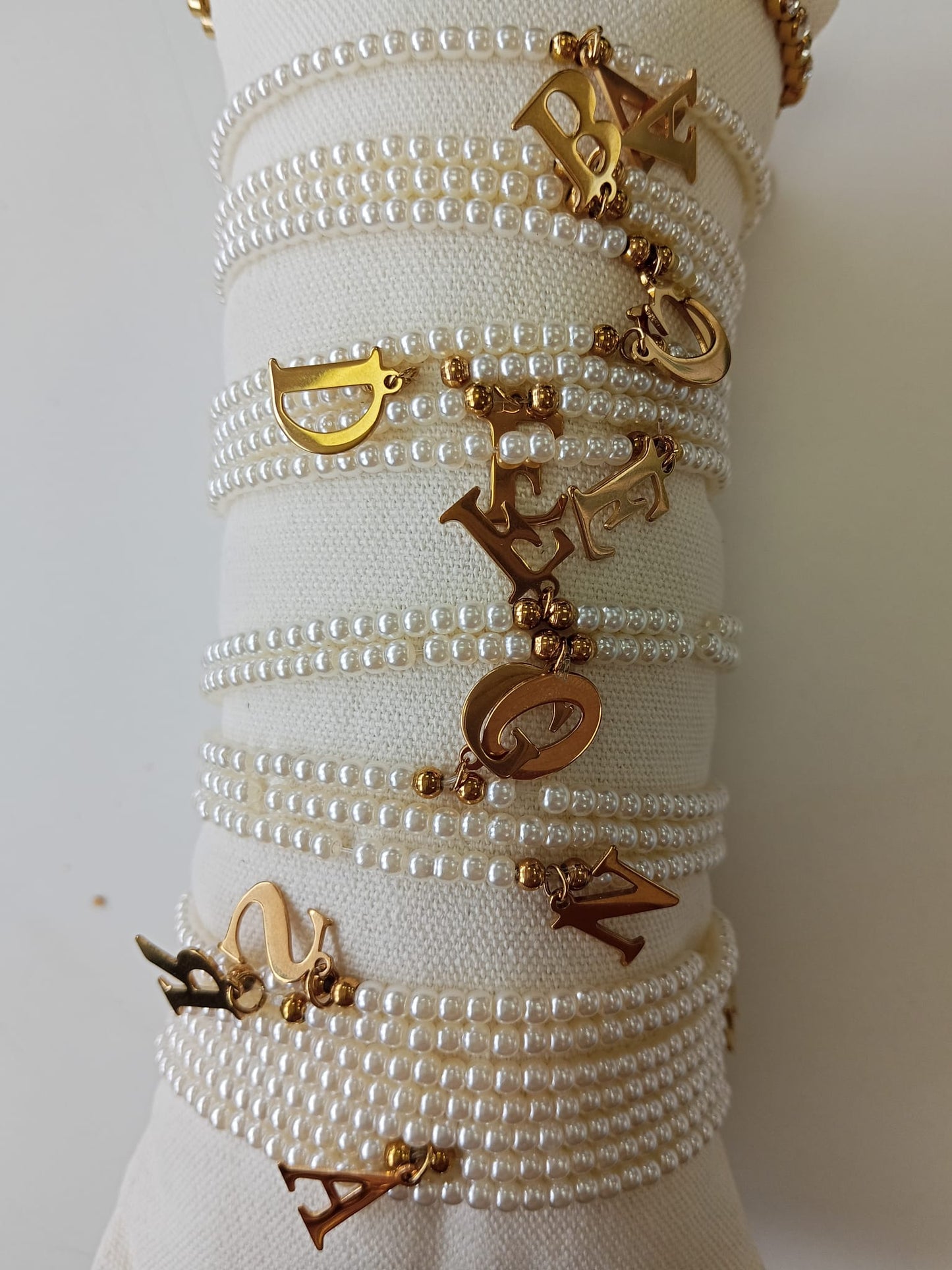 Pulsera Iniciales Perlas Elástica