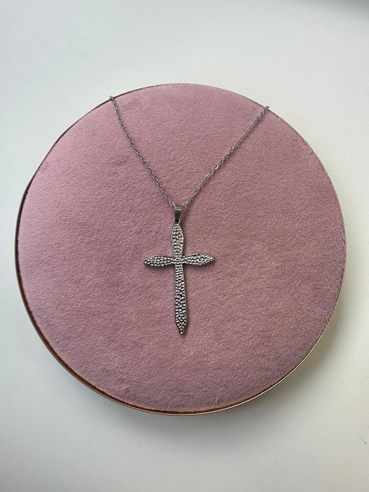 Collar Cruz Grande con Textura - Acero Inoxidable