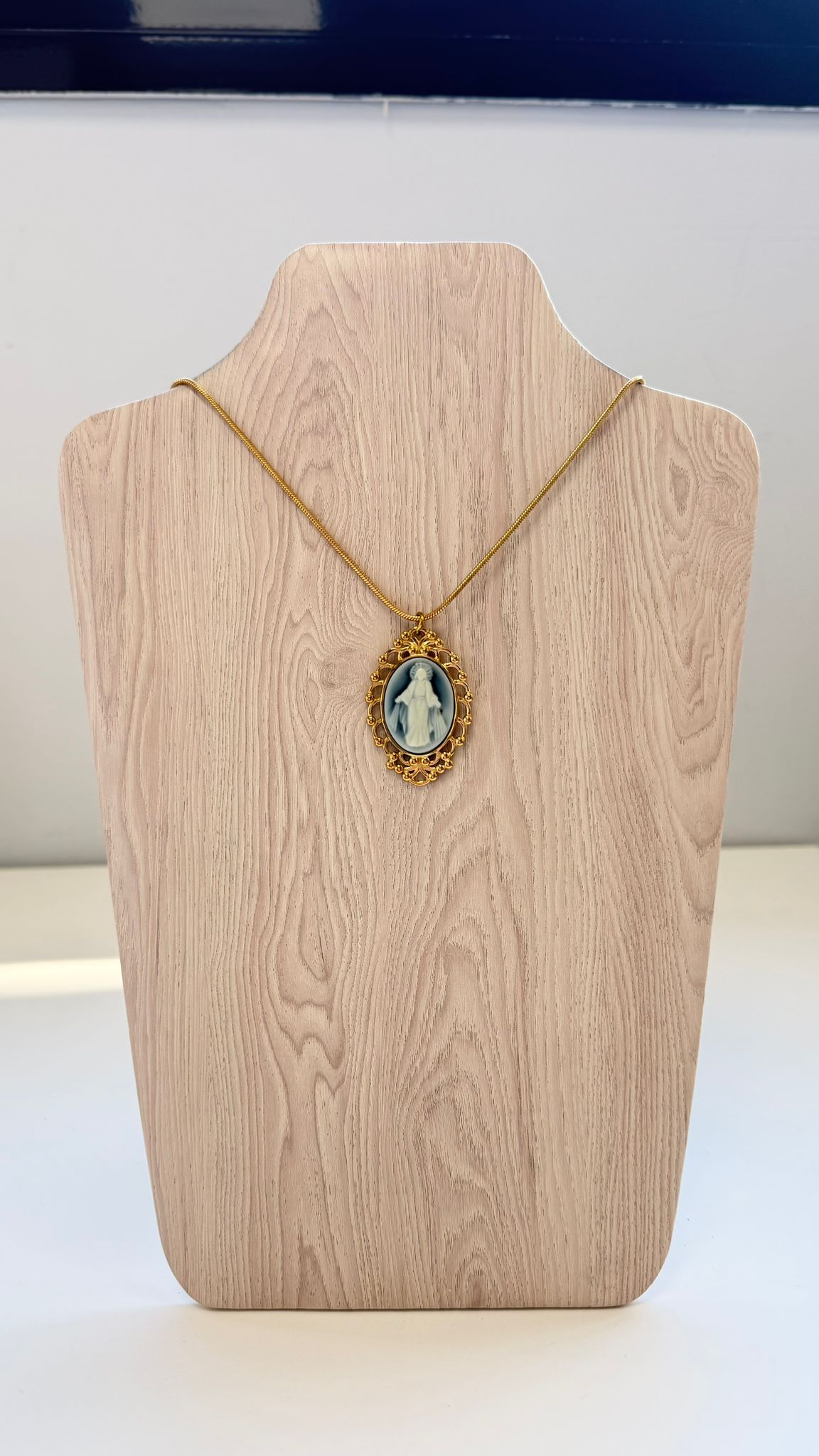 Medallón Virgen de la Milagrosa en Nácar Blanco y Azul