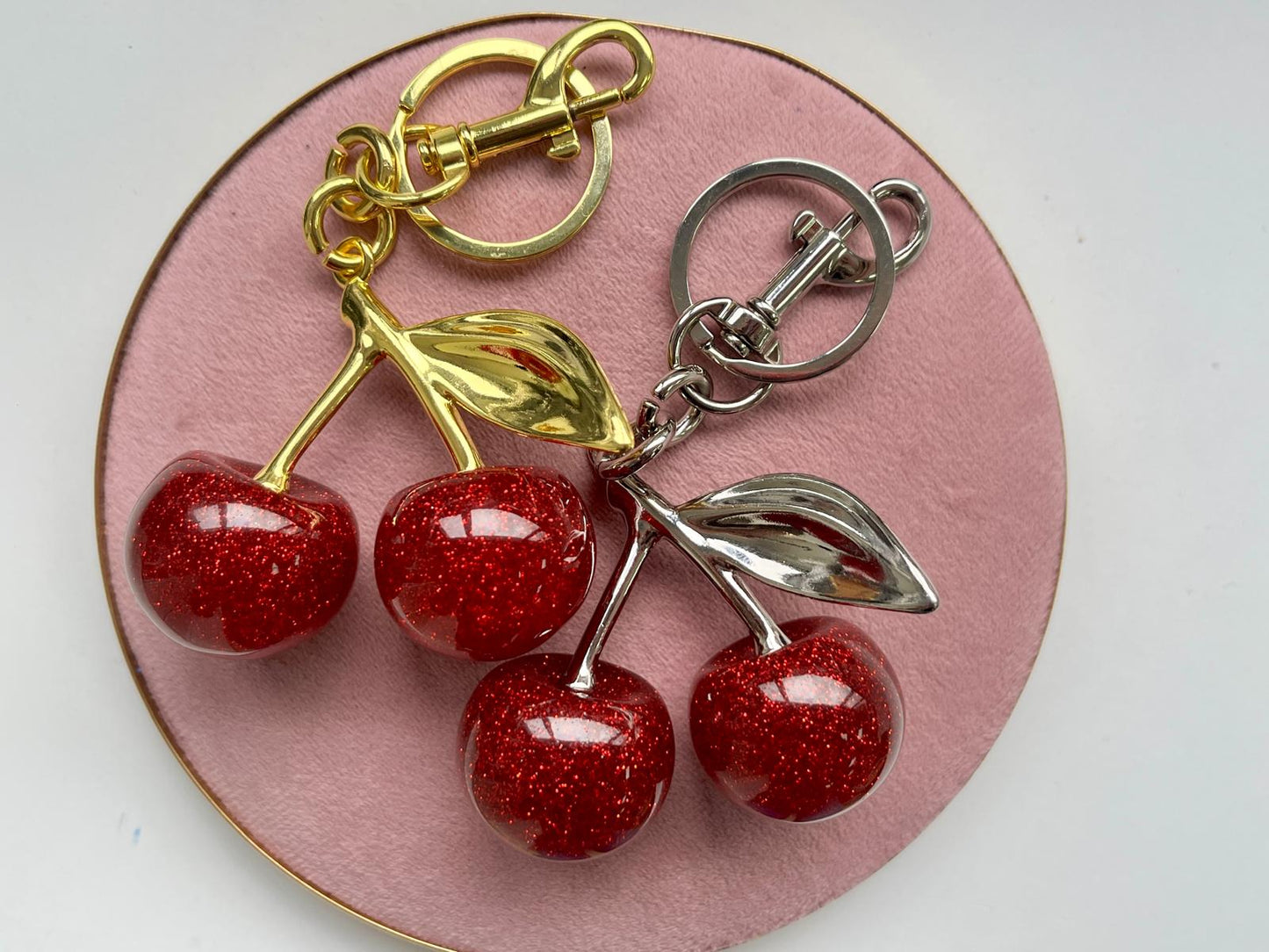 Llavero Cerezas con Brillo Dorado y Plata Diseño Realista para Accesorios de Bolsos y Llaves