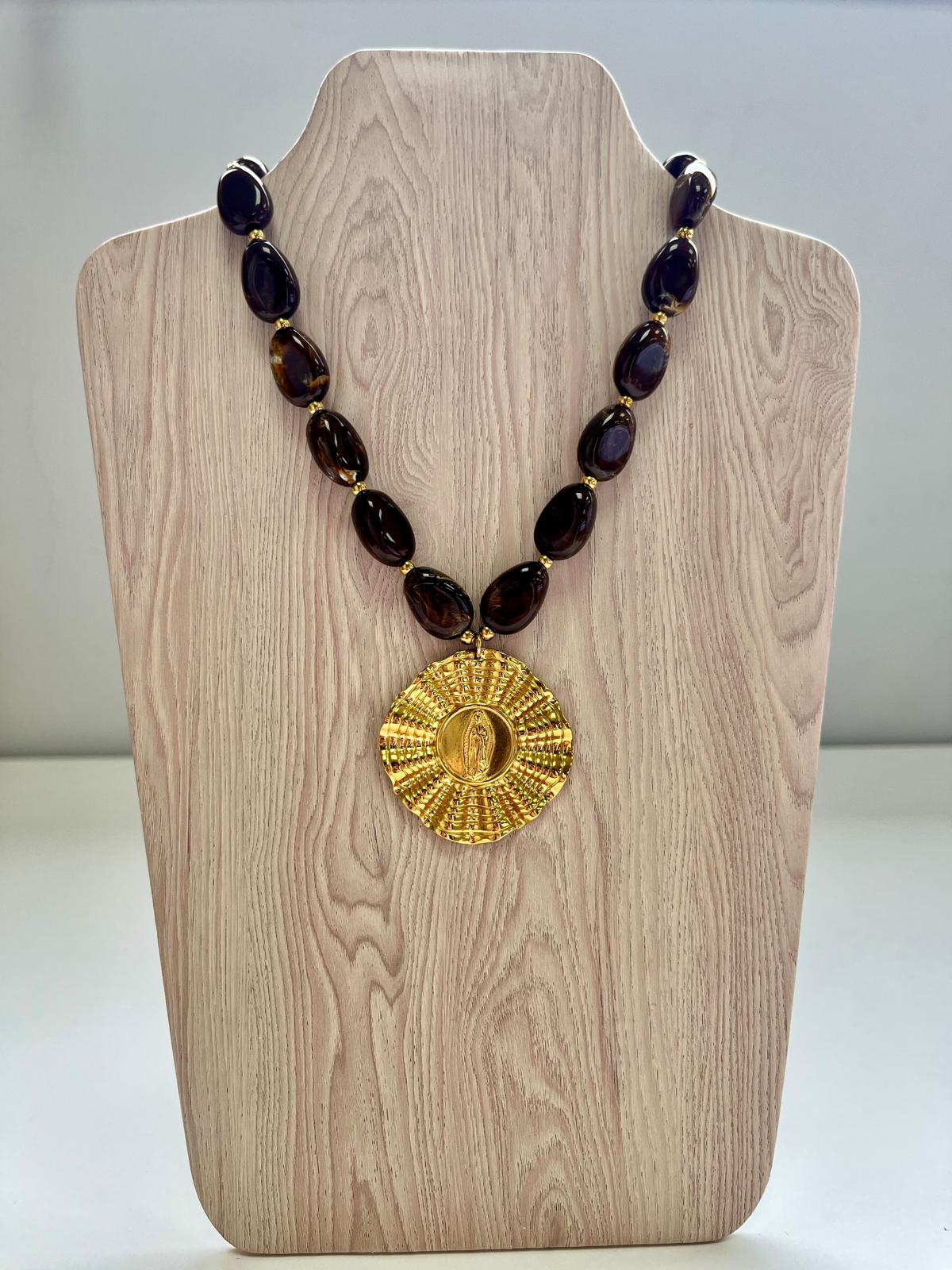 Collar Virgen Guadalupe con Piedras Marrón en Dorado - Acero Inoxidable