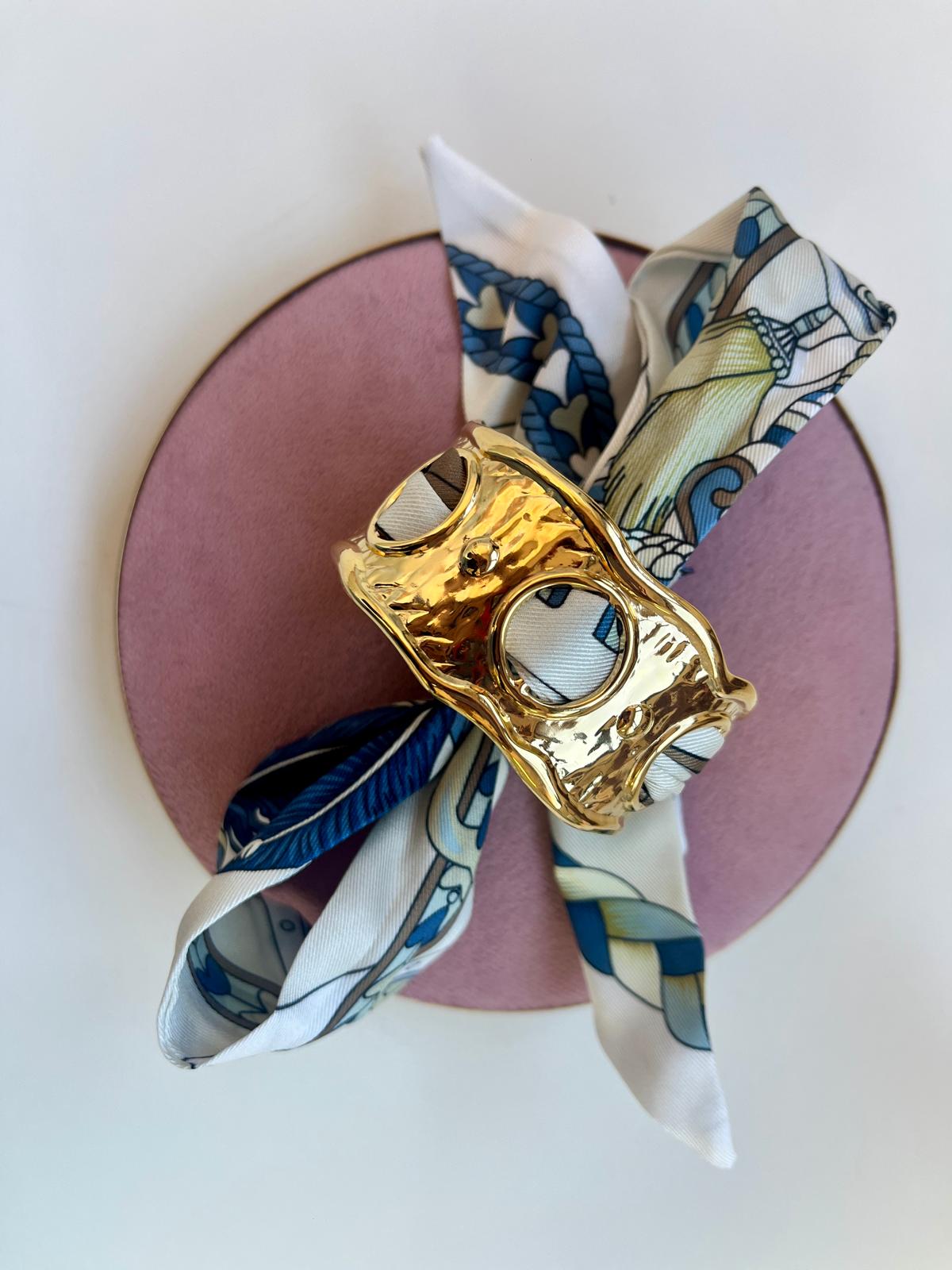 Brazalete con Pañuelo de Diseño Único y Detalles en dorado para Estilo Elegante