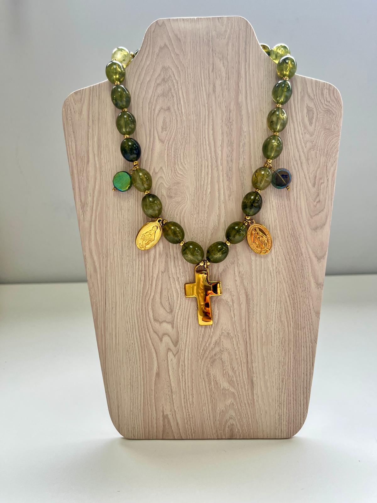 Collar de la Virgen María con Piedras Verdes y Charms en Dorado - Acero Inoxidable