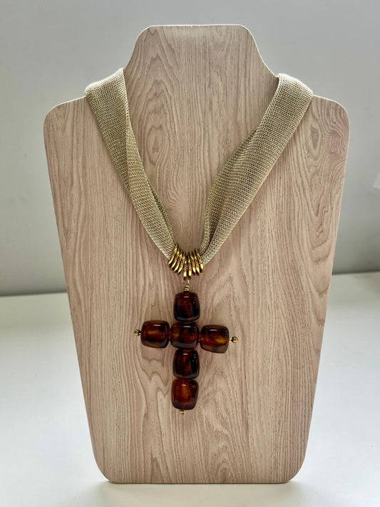 Collar de Tela de Malla Metalizada con Cruz de Resina Marrón en Dorado - Acero Inoxidable