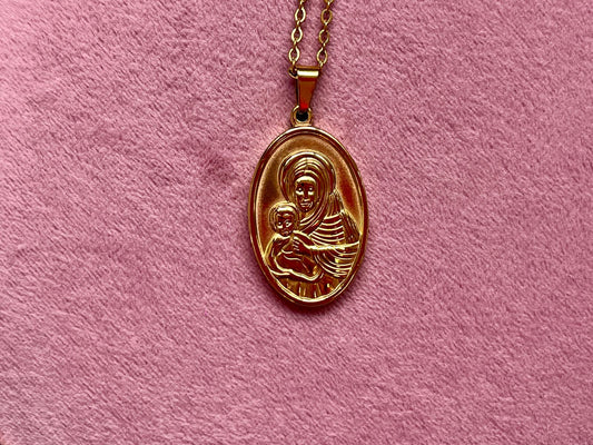 Medalla Virgen del Carmen – Amuleto de Protección y Fe (Acero Dorado Brillante)