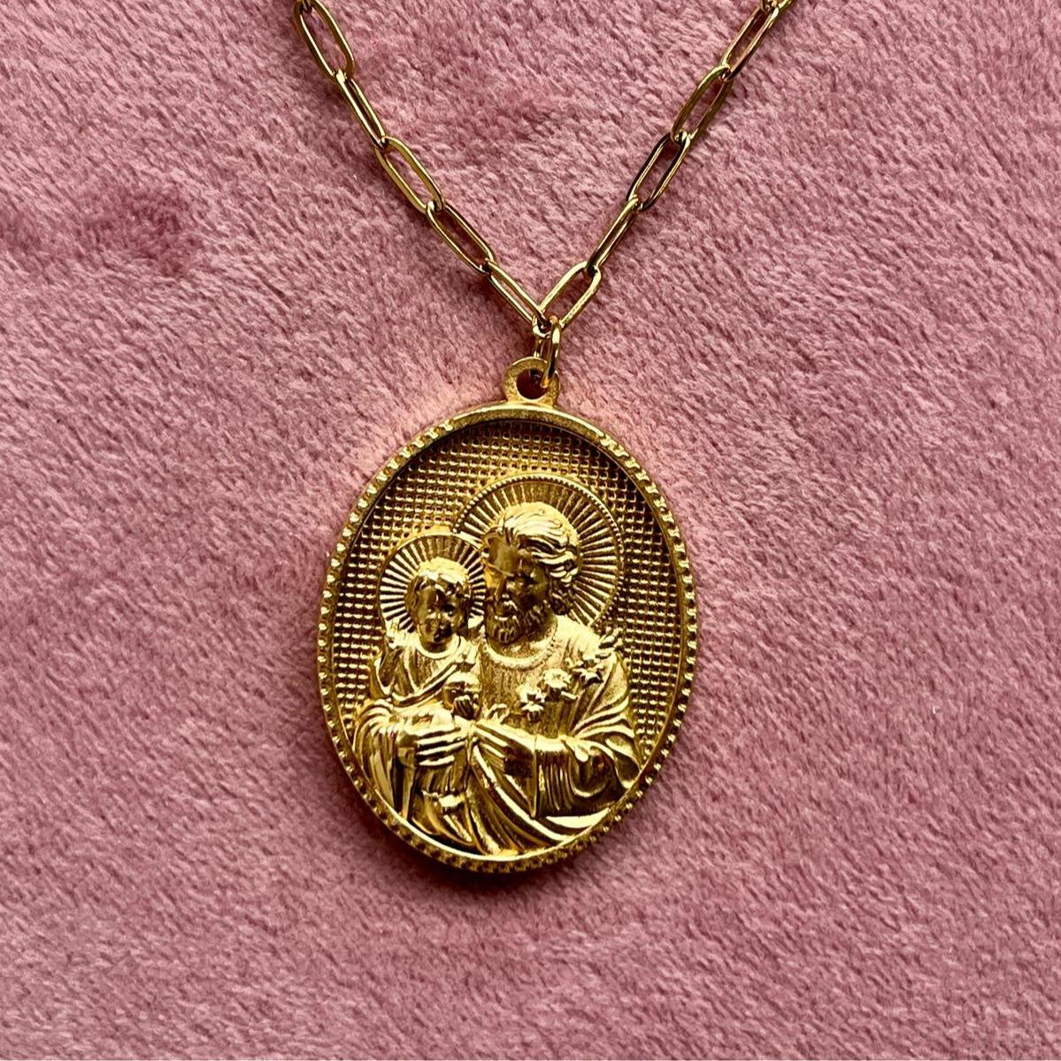 Medallón San José Dorado Acero Inoxidable Elegante y Duradero para Uso Diario o Regalo Especial