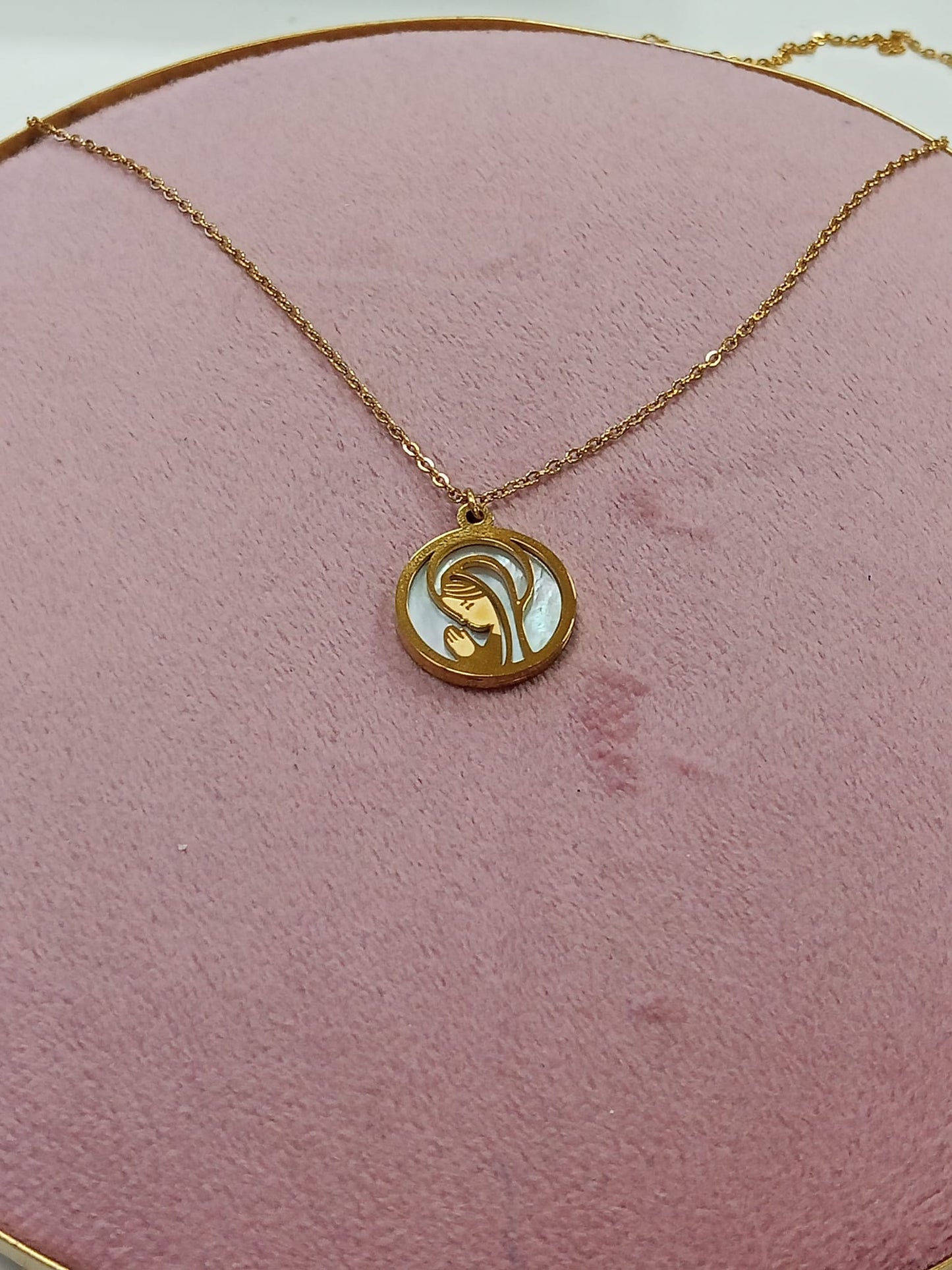 Collar Virgen Niña en Nácar dorada