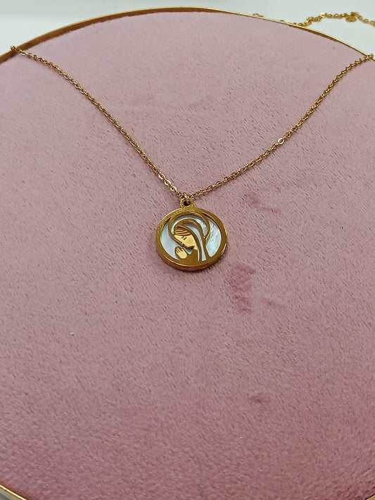 Collar Virgen Niña en Nácar dorada