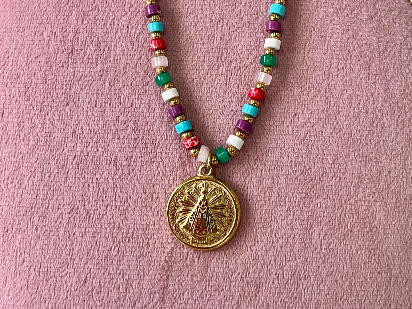 Colgante de piedras naturales con la medalla de la Virgen de los Desamparados