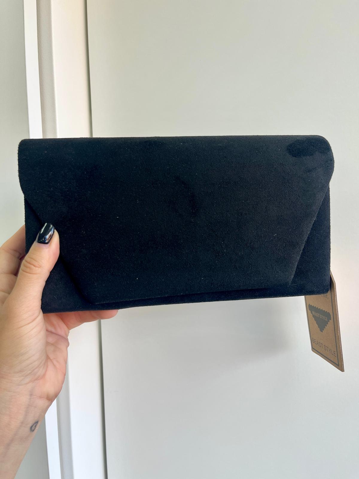 Bolso Negro Elegante de Tela Suave con Diseño Minimalista para Ocasiones Especiales