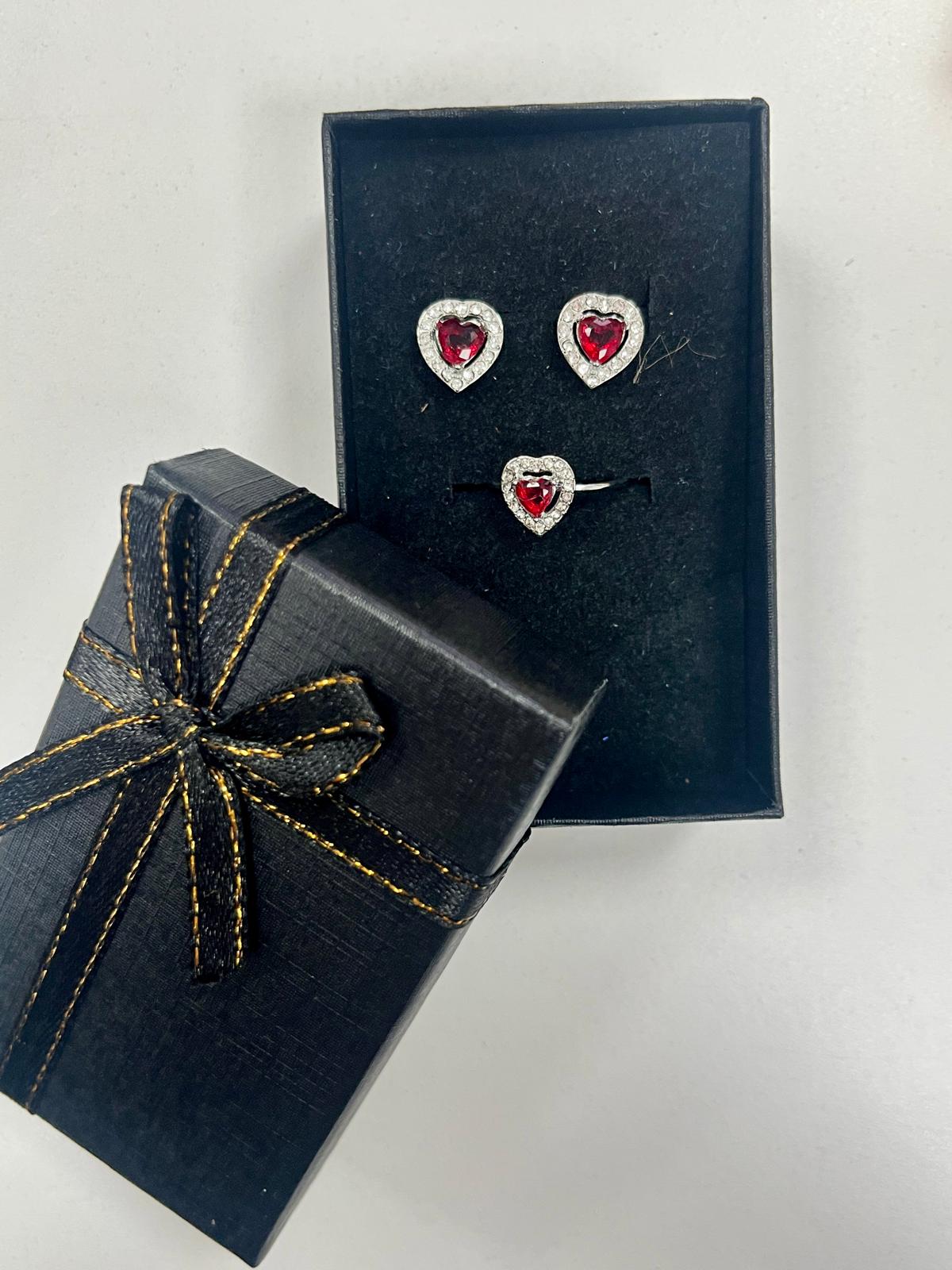 Conjunto Anillo Pendientes Corazón con Circonita y Piedra Roja - Disponible en Dorado y Plateado