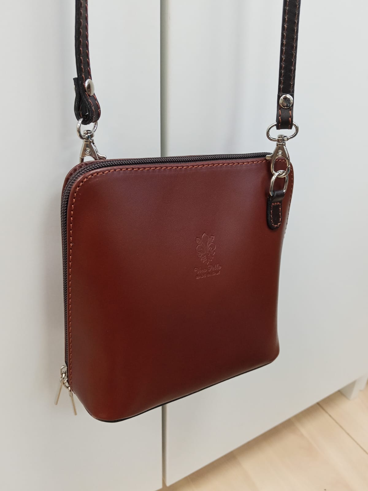 Bolso Bandolera Marrón de Piel para Uso Diario y Ocasiones Especiales Cómodo y Elegante