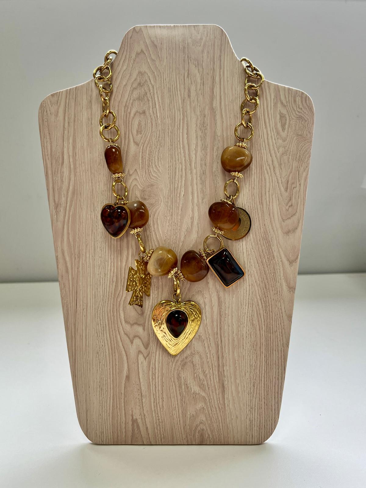 Collar con Charms y Piedras Marrón en Dorado - Acero Inoxidable