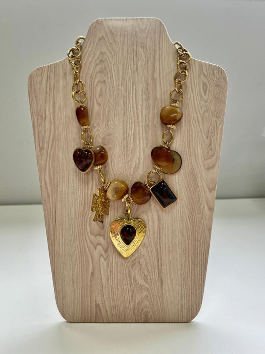 Collar con Charms y Piedras Marrón en Dorado - Acero Inoxidable