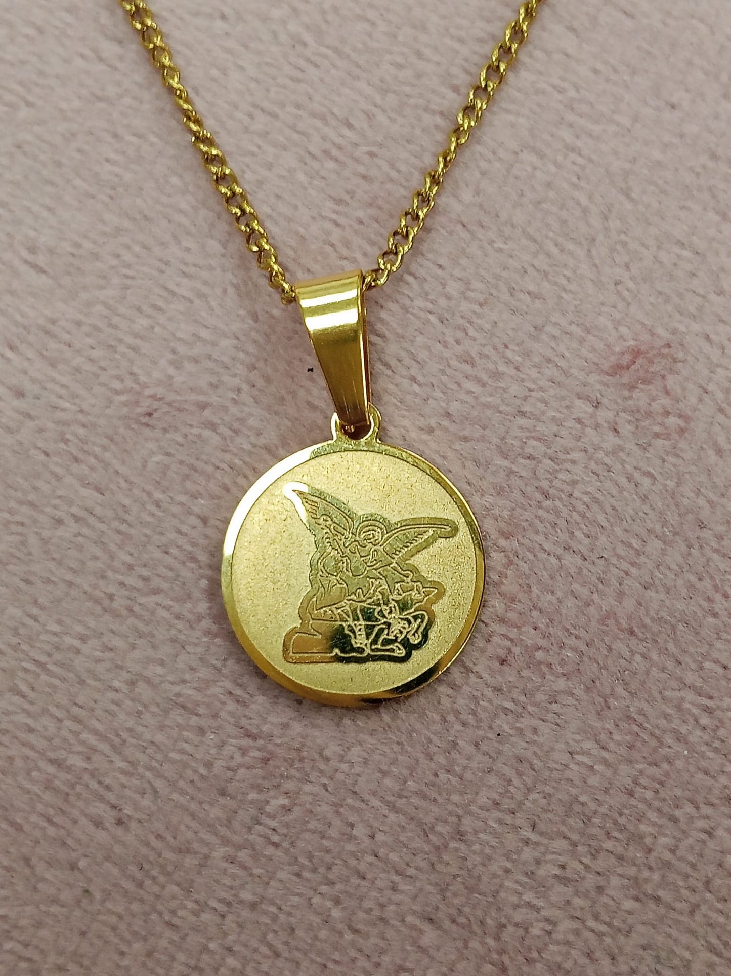 Collar Arcángel San Miguel en Acero Inoxidable en dos colores diponibles