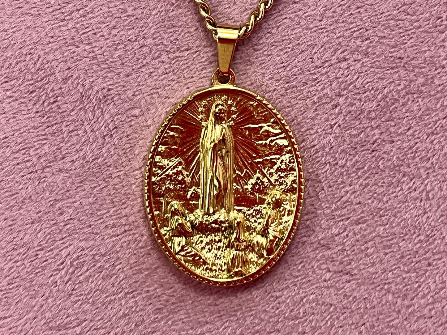 Medallón Virgen de Fátima  - Escena Detallada y Cadena de Acero Inoxidable Resistente al Agua