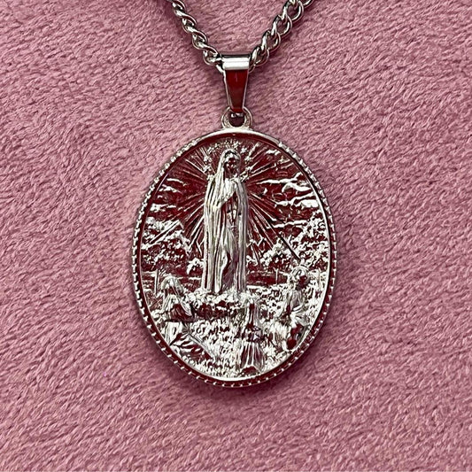 Medallón Virgen de Fátima  - Escena Detallada y Cadena de Acero Inoxidable Resistente al Agua