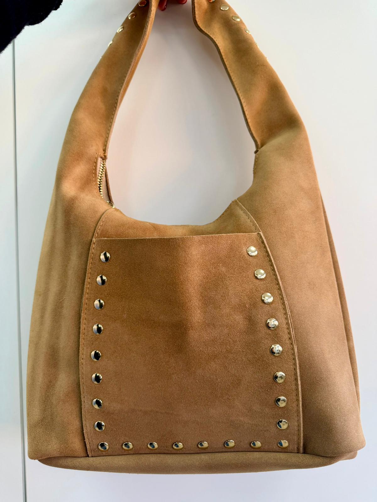 Bolso Iris de Piel con Tachuelas Elegante y Versátil para Mujer