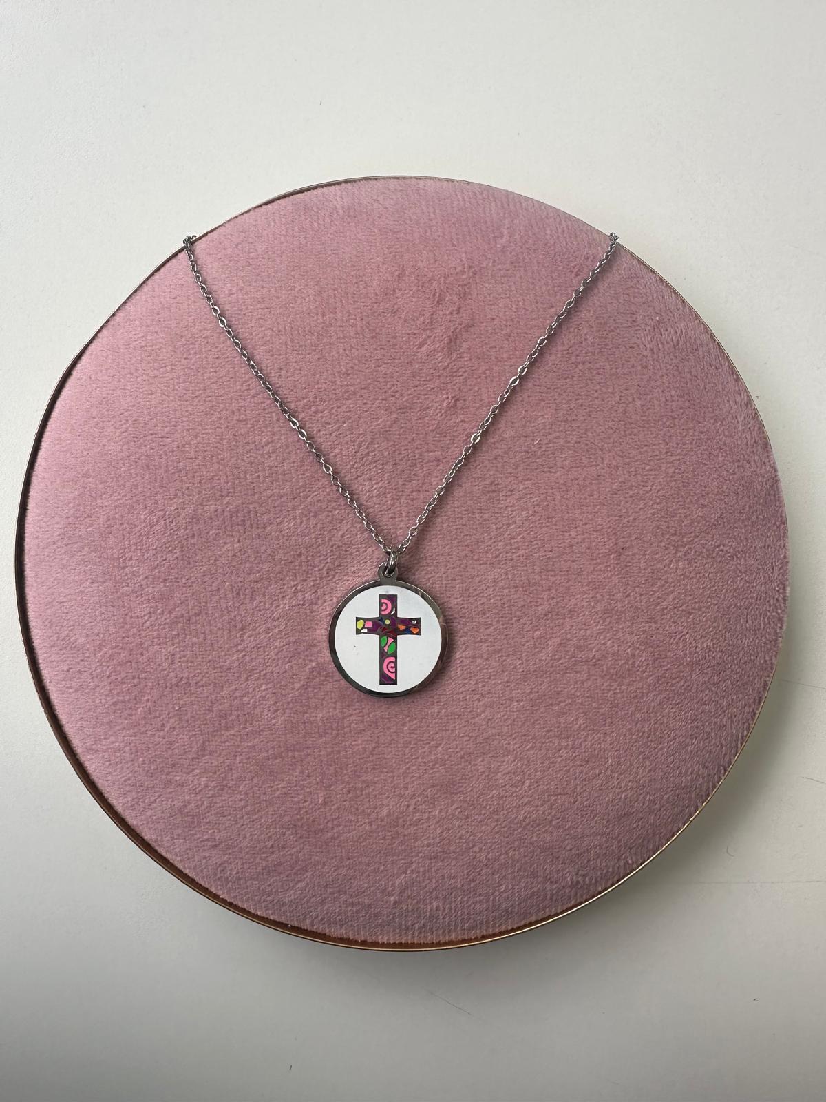 Collar Cruz con Nácar y Diseño de Colores