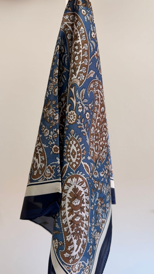 Pañuelo Azul y Marrón con Estampado Floral