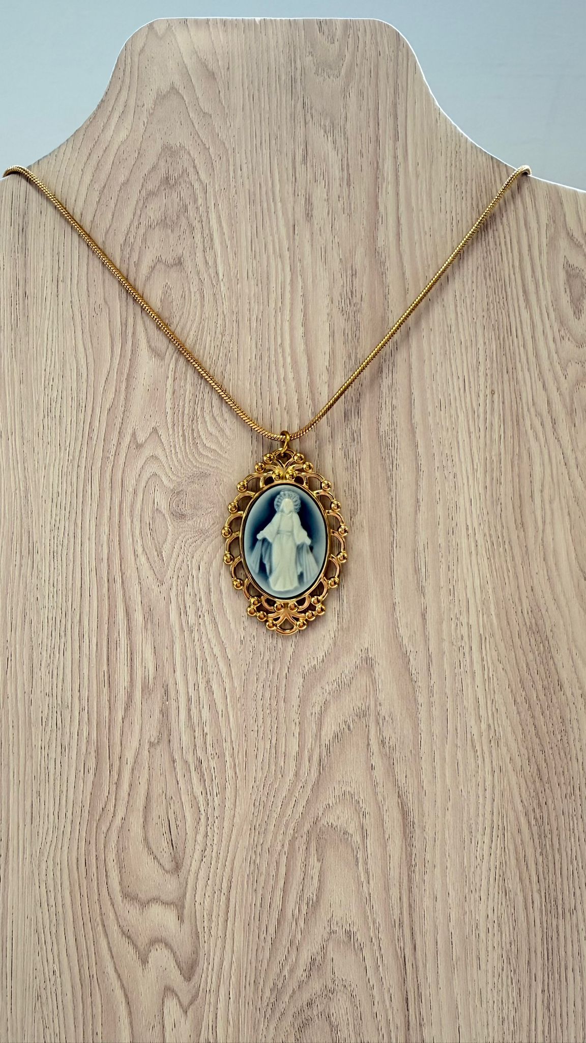 Medallón Virgen de la Milagrosa en Nácar Blanco y Azul