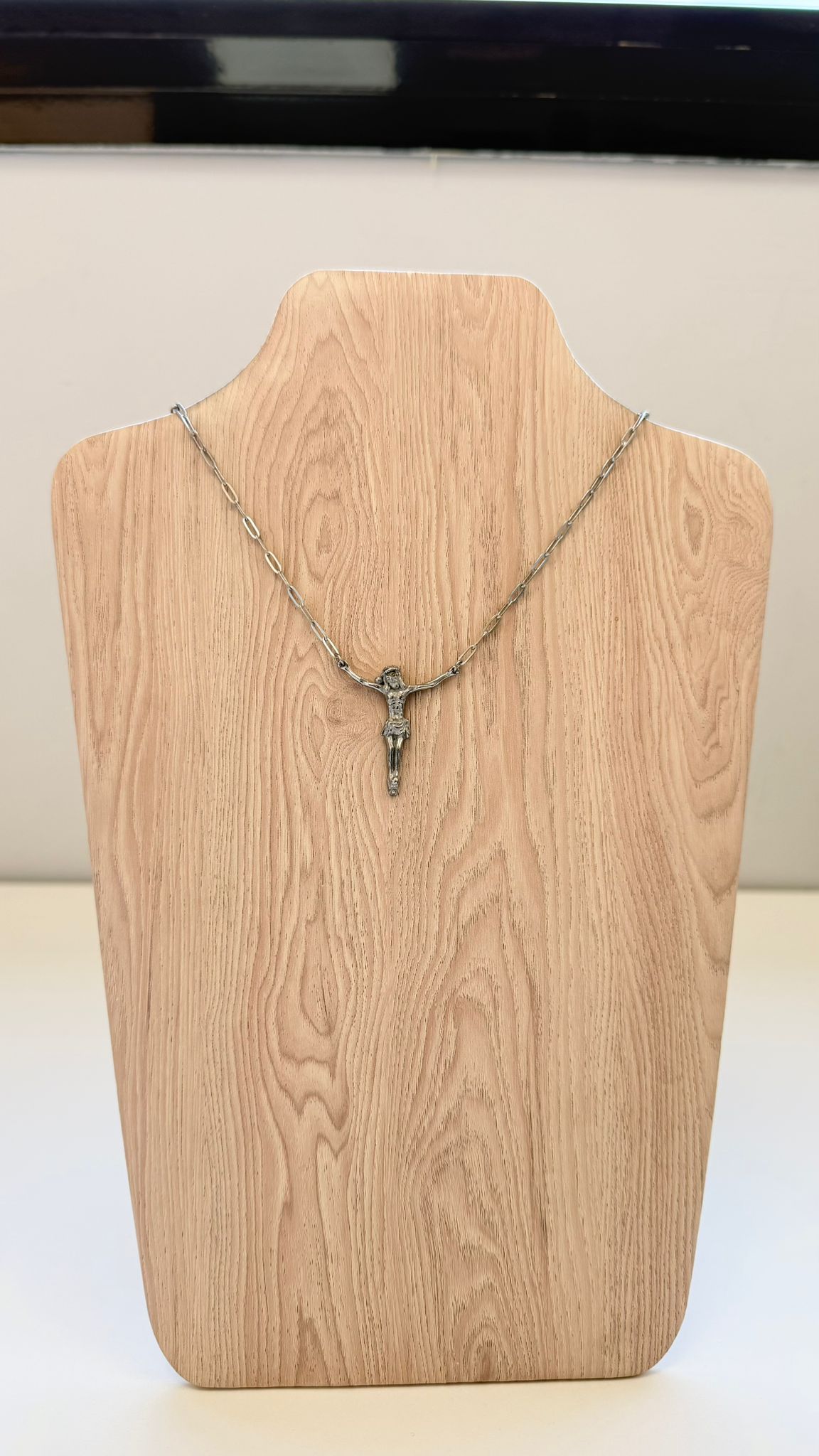Collar Crucifijo de Acero Inoxidable – Elegancia con Significado