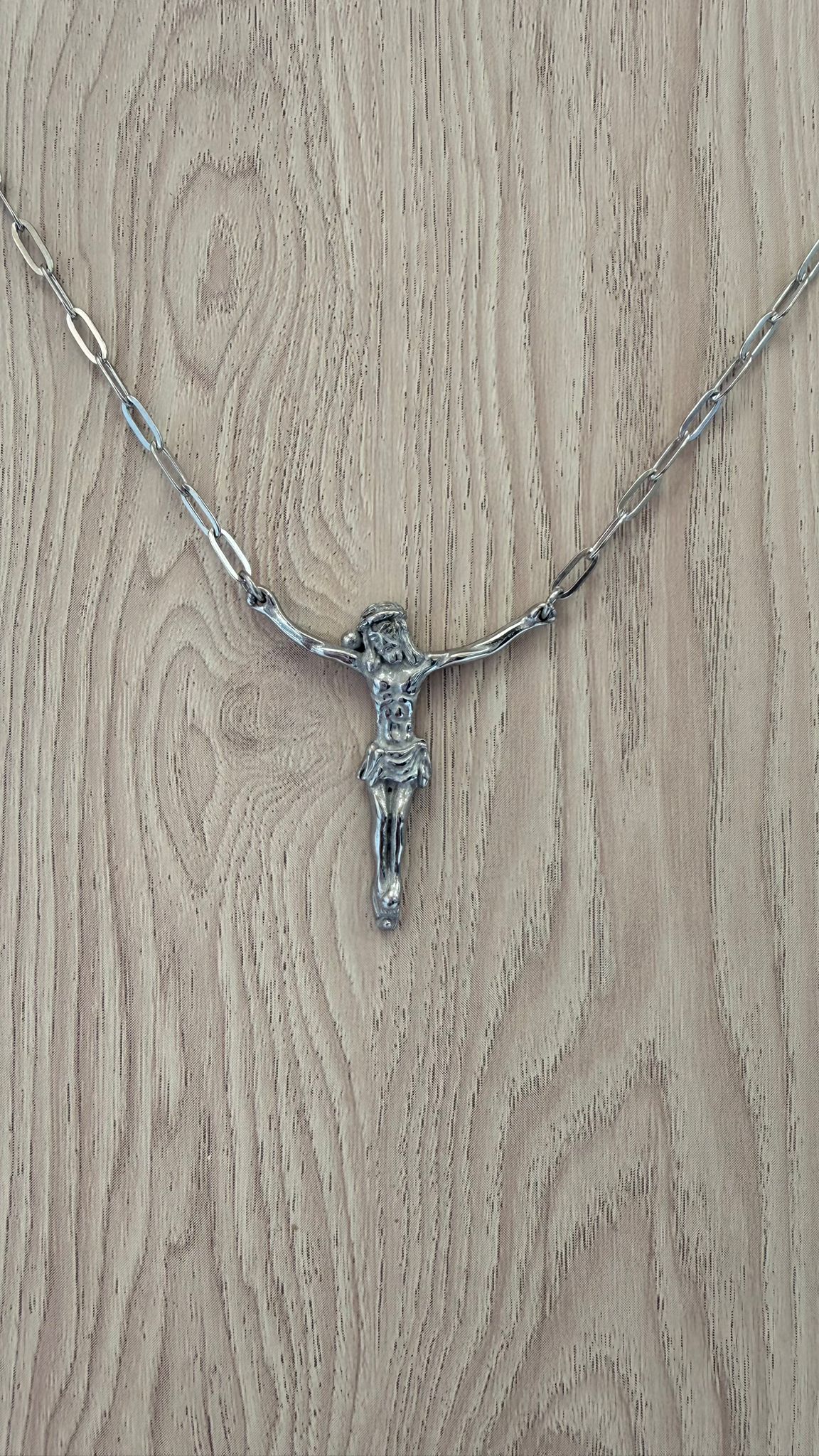 Collar Crucifijo de Acero Inoxidable – Elegancia con Significado