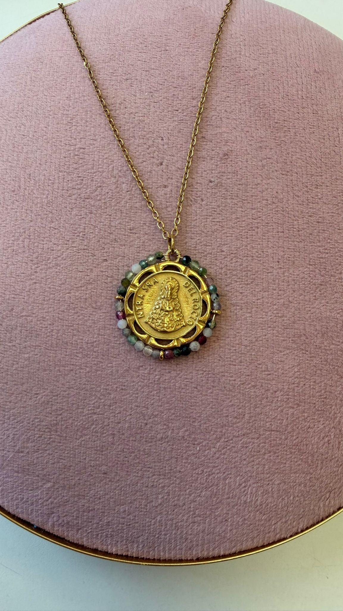 Medallas Circulares de la Virgen del Rocío con Borde de Cuentas - Acero Inoxidable