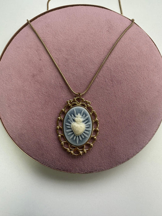 Medallón Sagrado Corazón Dorada de Resina Blanca y Azul - Acero Inoxidable