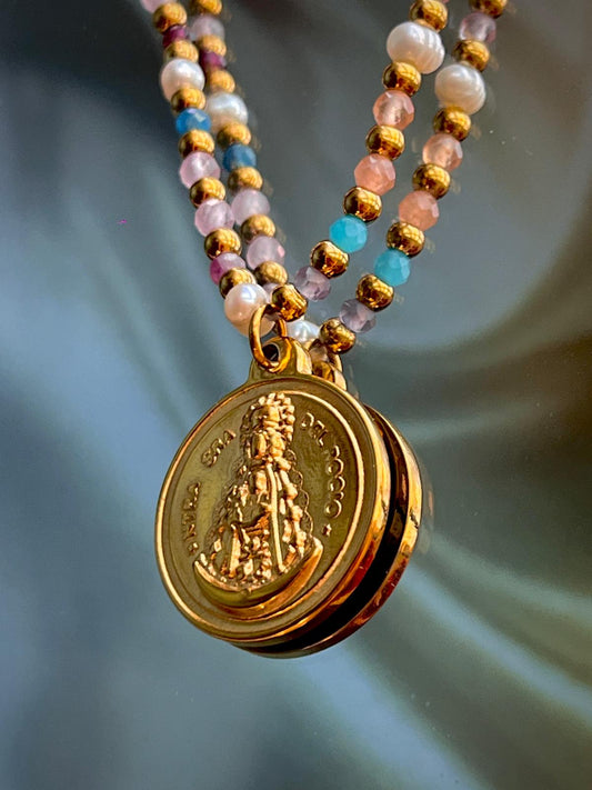 Collar Piedra Natural Virgen del Rocío en Acero Inoxidable Chapado en Oro