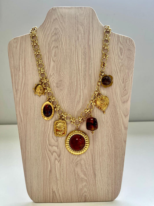 Collar Virgen del Valle con Charms en Dorado y Marrón de Acero Inoxidable
