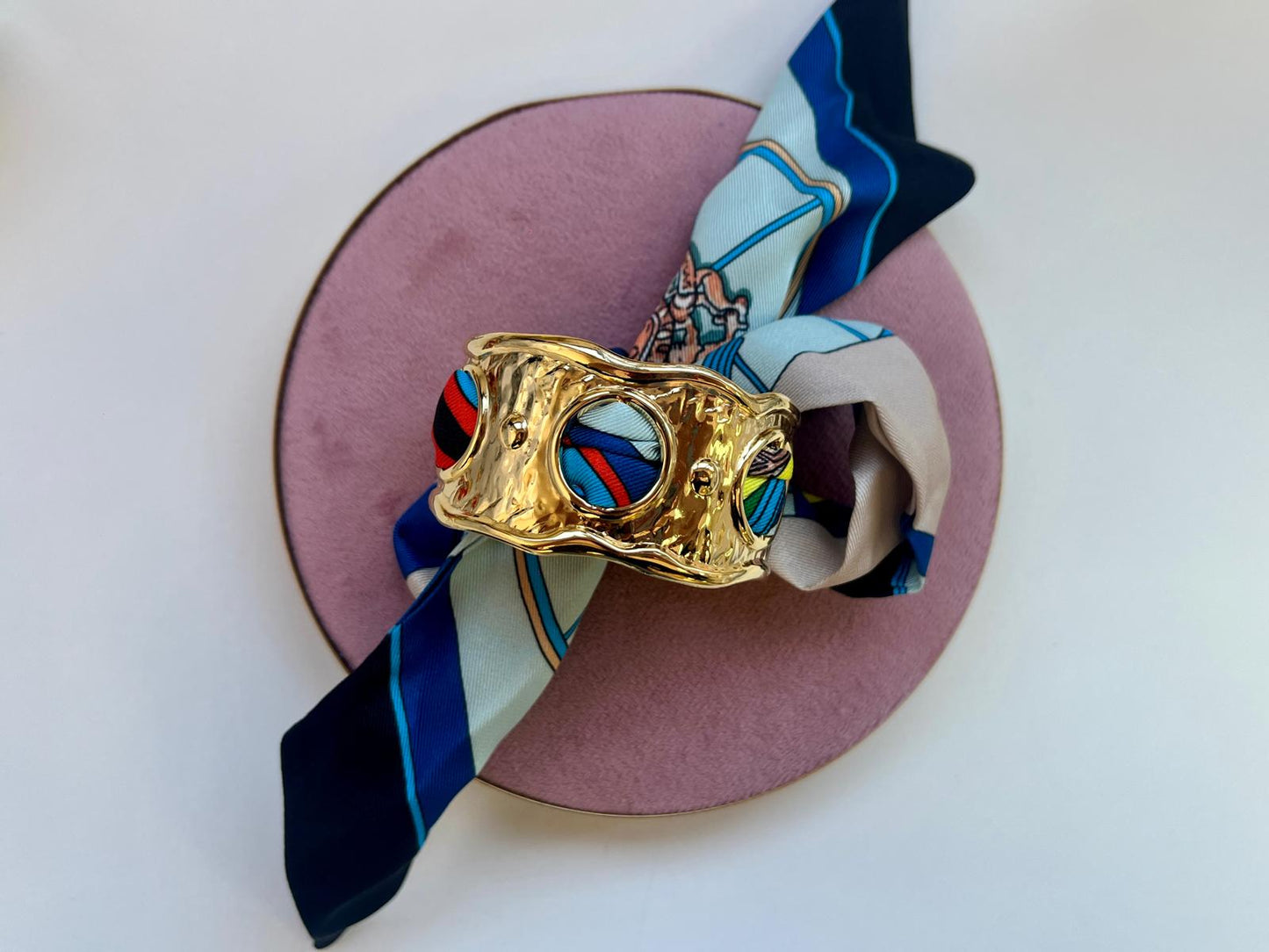 Brazalete con Pañuelo de Diseño Único y Detalles en dorado para Estilo Elegante