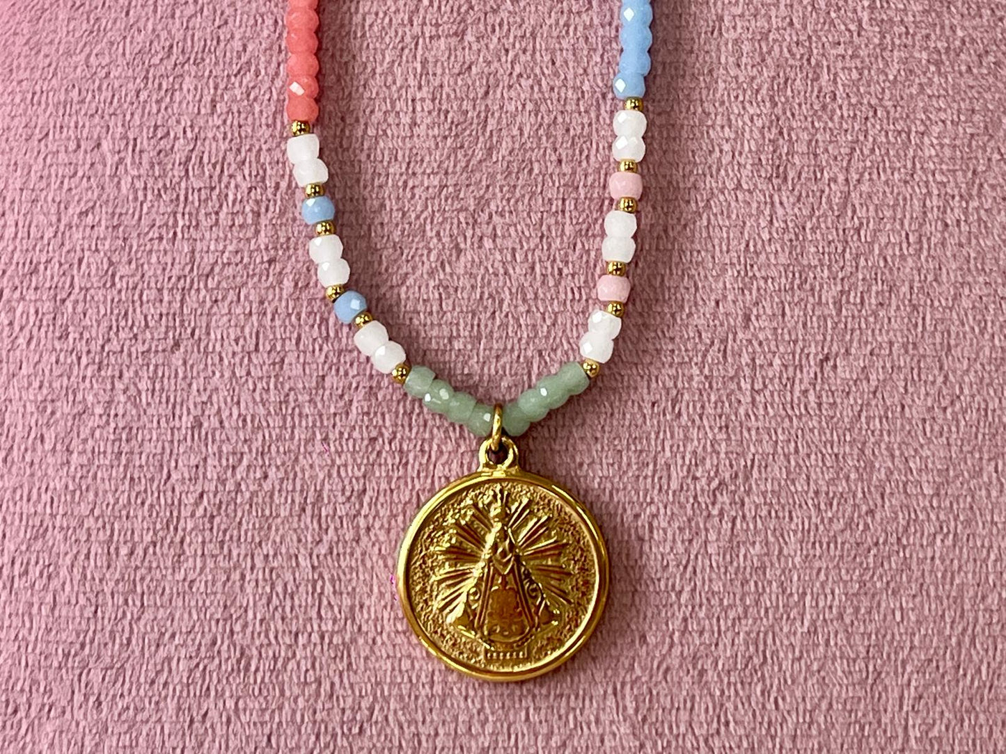 Colgante de piedras naturales con la medalla de la Virgen de los Desamparados