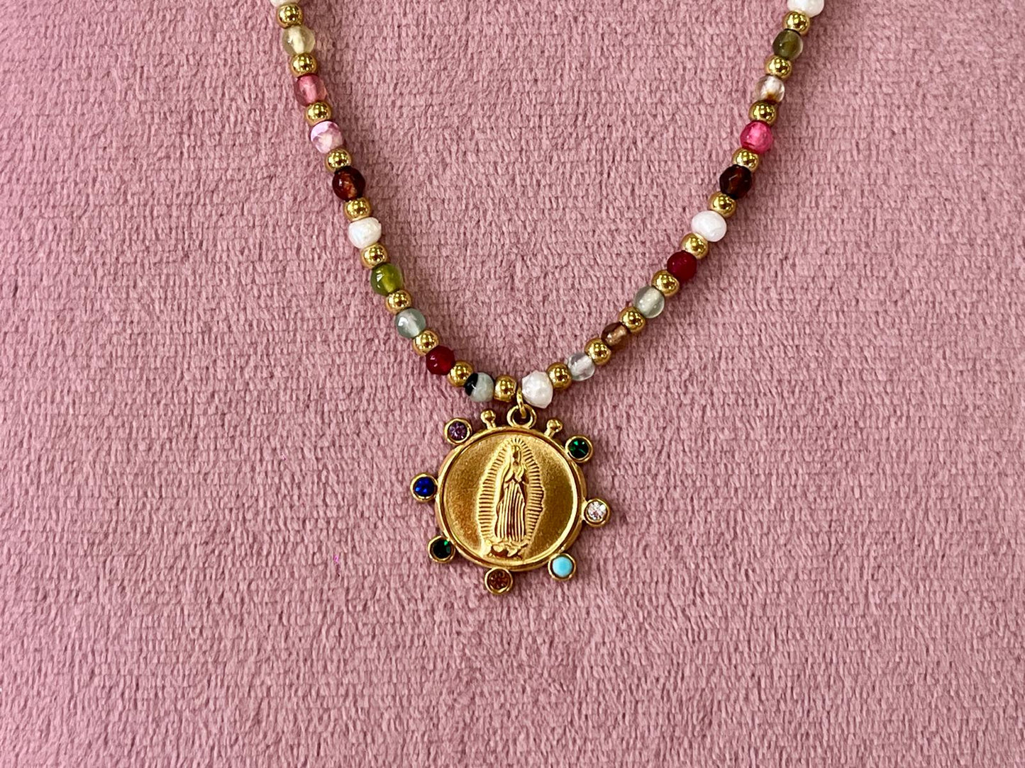 Colgante de Piedra Natural con Medalla de la Virgen de Guadalupe Textura Única y Natural Accesorio Especial para Uso Diario o Regalo Significativo