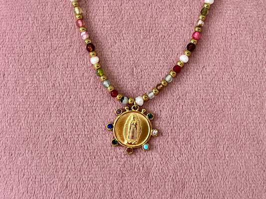 Colgante de Piedra Natural con Medalla de la Virgen de Guadalupe Textura Única y Natural Accesorio Especial para Uso Diario o Regalo Significativo