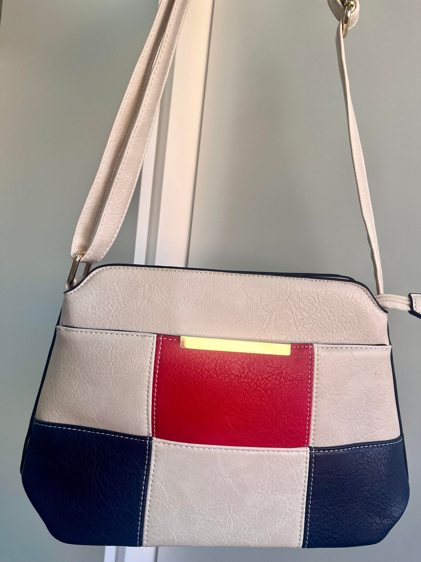 Bolso Paris de Polipiel Premium con Diseño Elegante y Acabados Sofisticados