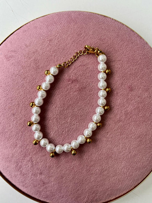 Pulsera Perla Con Bolitas Doradas Diseño Elegante y Versátil Hecha de Perlas y Bolitas Doradas Perfecta para Cualquier Ocasión