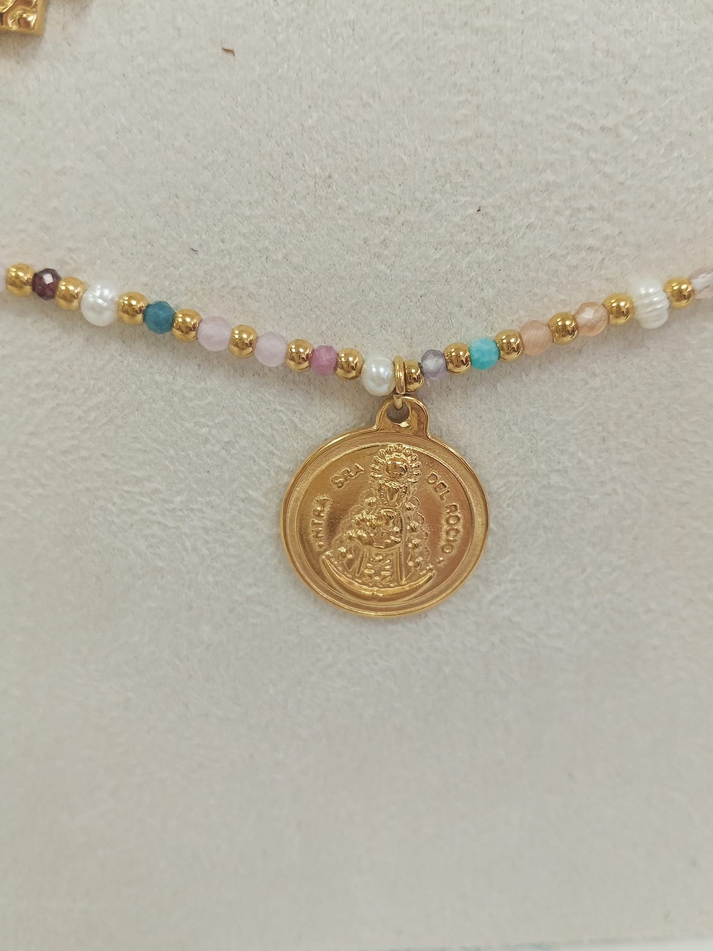 Collar Piedra Natural Virgen del Rocío en Acero Inoxidable Chapado en Oro