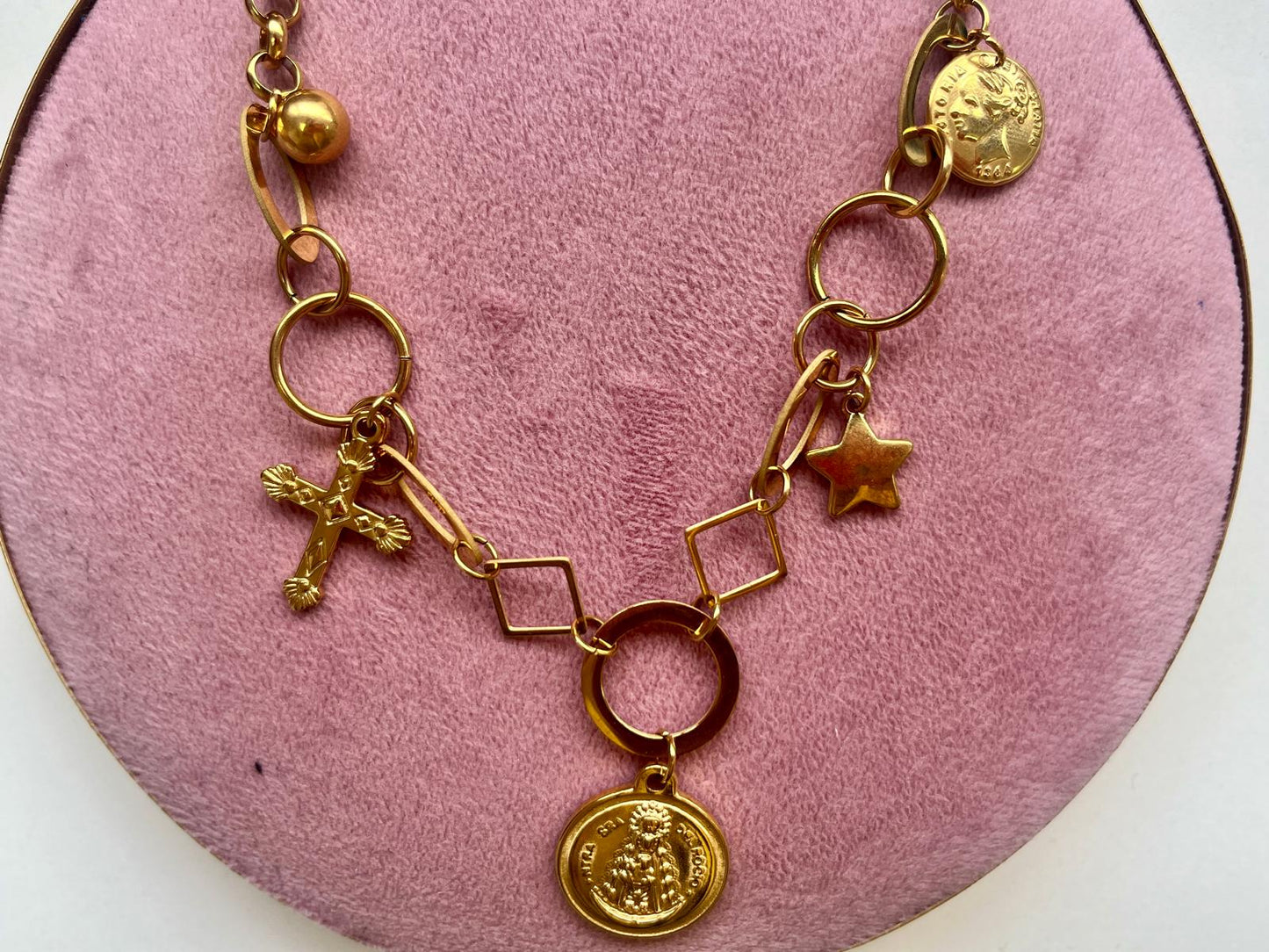 Collar Medalla Vírgen del Rocío con charms cruz y estrella dorado de acero inoxidable joyería religiosa elegante