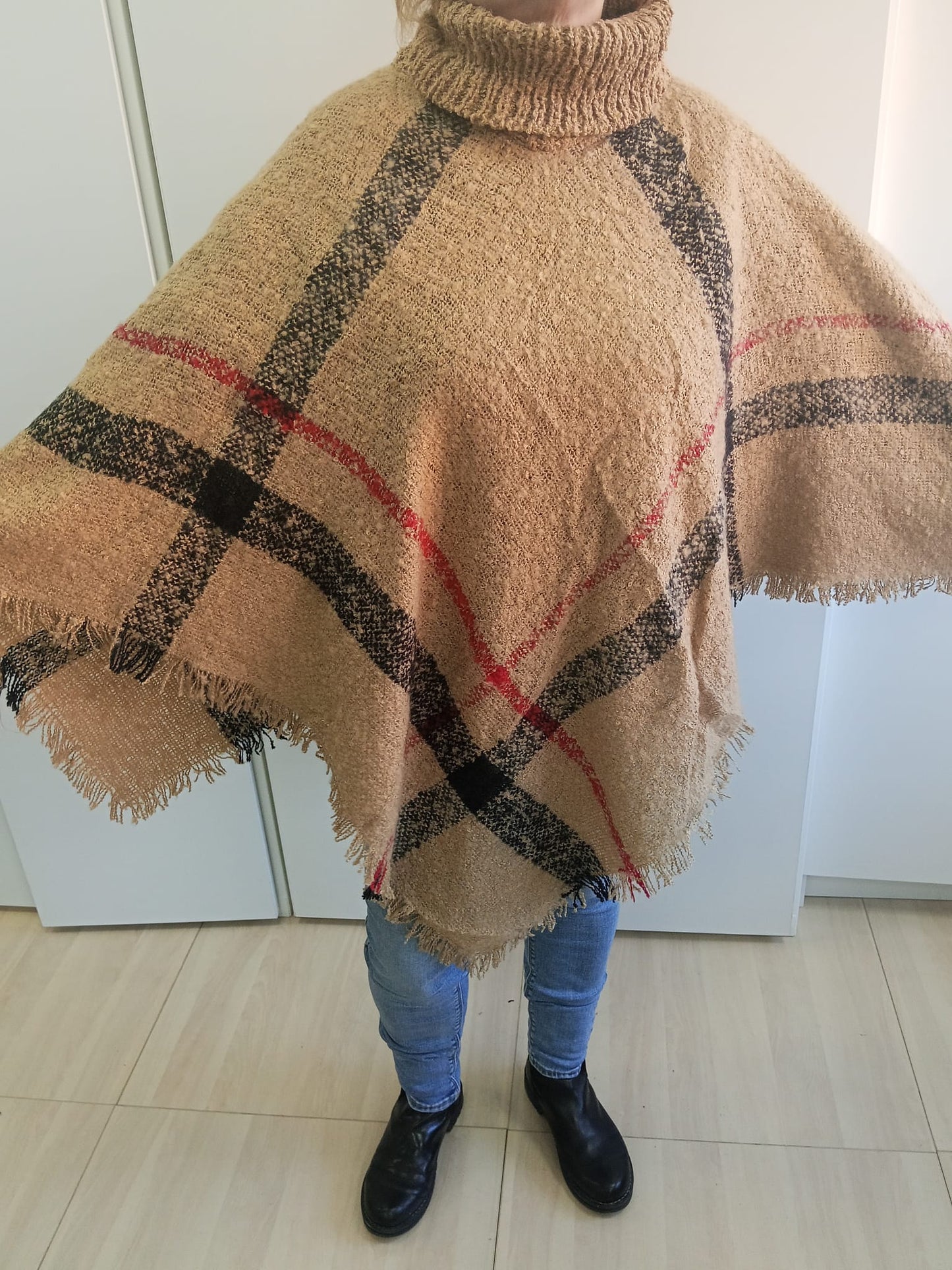 Poncho Inglés Cuello Vuelto con Flecos