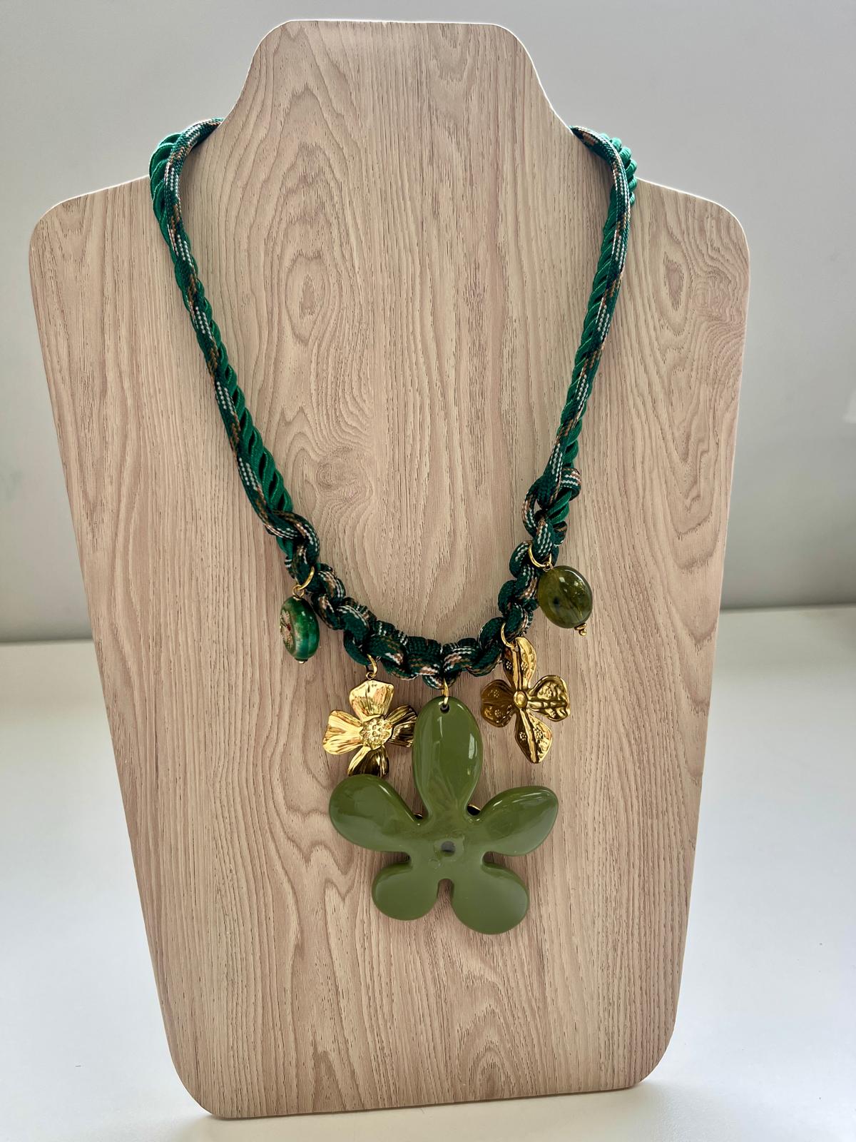 Collar de Soga en Verde con dije de Flor en Resina con Charms en Dorado - Acero Inoxidable