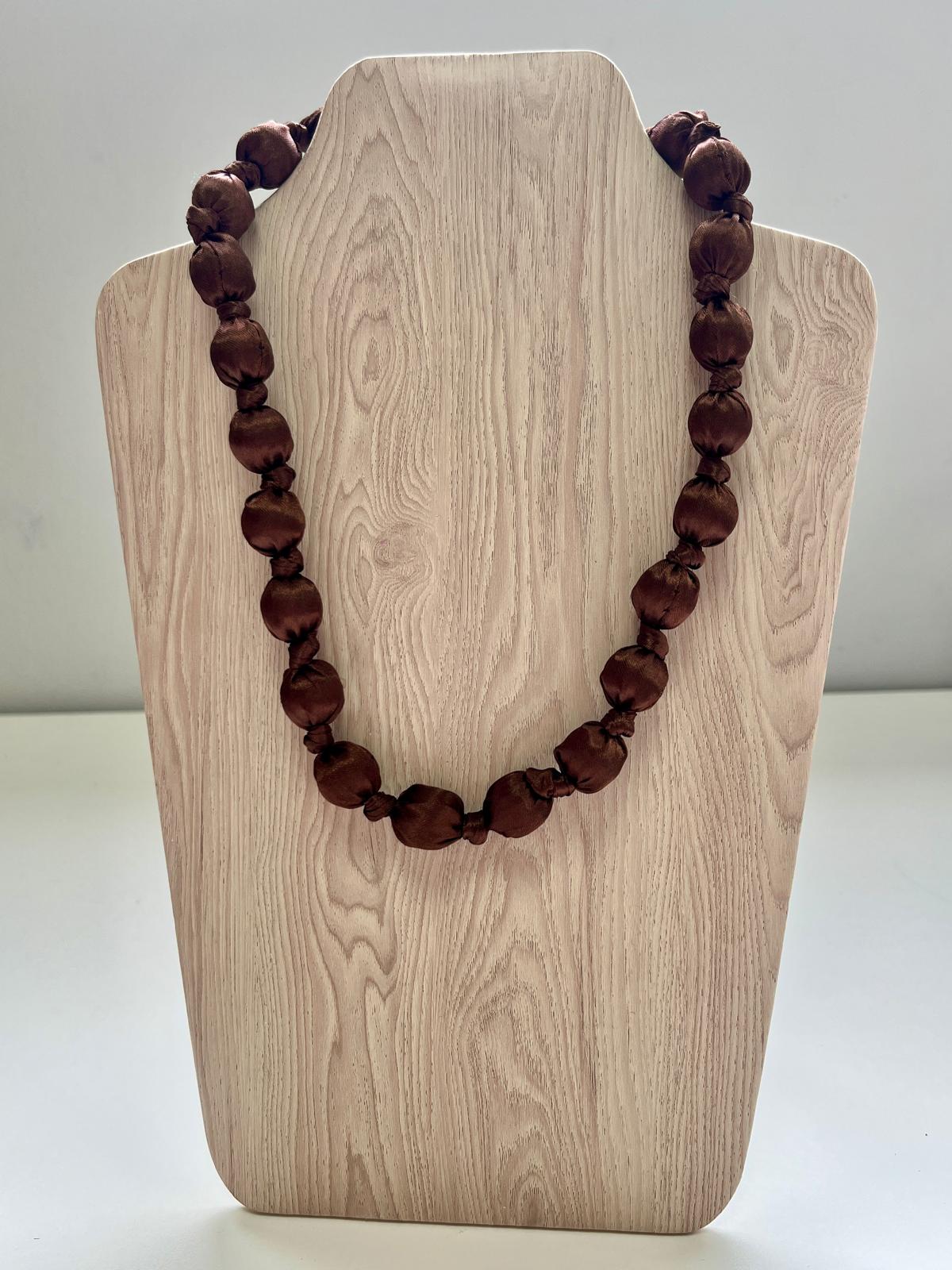 Collar de Piedras Forradas en Seda Marrón - Acero Inoxidable