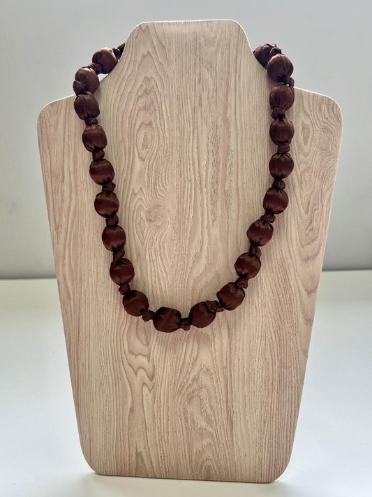 Collar de Piedras Forradas en Seda Marrón - Acero Inoxidable